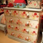 Rosas en la cómoda