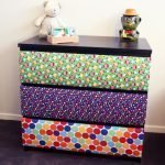 Cajas con papeles pintados de colores