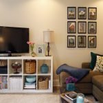 Hermoso sofá en la habitación