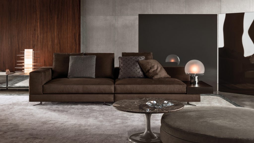 Hnedá pohovka v interiéri