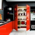 Gabinete con puertas rojas