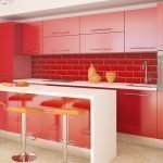 Mostrador blanco en interior rojo