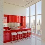 Cocina con ventana grande.