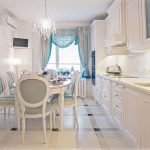 Cocina de estilo provenzal con mesa redonda