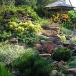 Gazebo en el jardín de flores