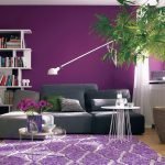 Paredes lilas oscuras en la sala de estar