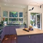 Conjunto de muebles morados para la cocina