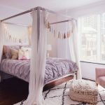 Cama con dosel grande en el dormitorio.