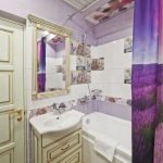 Baldosas de lavanda en el baño.