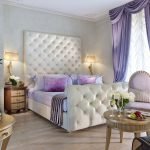 Cortinas en el dormitorio en púrpura