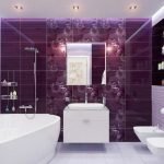 Azulejo lila oscuro en el baño
