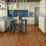 Muebles azules y beige en la cocina.
