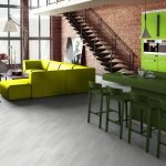 Muebles amarillos en la sala de estar