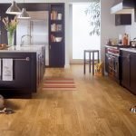 La combinación de paredes claras y muebles oscuros.