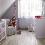 Habitación infantil con muebles blancos.