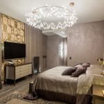 Dormitorio beige con candelabro