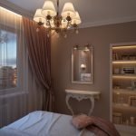 Espejo sobre la mesa en el dormitorio