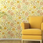 Sillón amarillo en el interior.