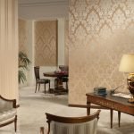 Lámpara sobre una mesa de madera en la sala