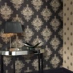Mesa con lámpara junto a la pared.