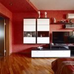 Muebles blancos en un interior rojo.