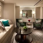 Muebles y paredes de color arena.