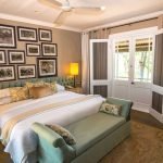 Dormitorio de estilo provenzal con paredes de arena