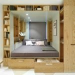 Estantes alrededor de la cama
