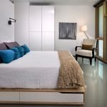 Ventanas de pared completa en el dormitorio