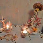 Composición de conchas y velas.