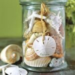 Buque con estrellas de mar y conchas