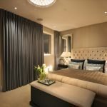 Cortinas grises sólidas en una habitación beige
