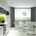 Cocina luminosa con cortinas grises