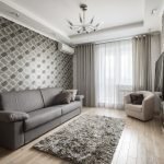 Hall en el departamento con cortinas grises