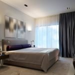 Dormitorio con cortinas grises.