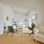 Habitación grande en una casa de campo.