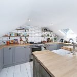 Amplia cocina en una casa privada.
