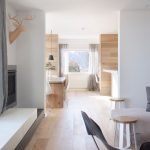 La combinación de blanco y madera en el interior.