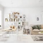 Hermosos muebles brillantes en la sala de estar