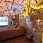Tubos iluminados en el dormitorio