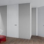 Silla blanca cerca de la mesa roja