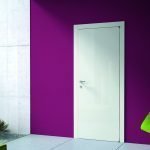 La combinación de la pared morada y la puerta blanca.