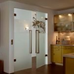 Muebles de mostaza en la cocina