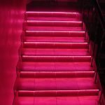 Escalera con tira LED roja