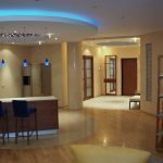 Destacando el área de la cocina con iluminación y varios revestimientos para el piso