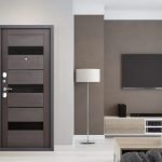 Puertas gris oscuro en la sala de estar