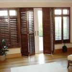 Puertas de listones de madera.