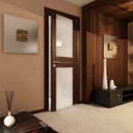 Puerta combinada de vidrio y madera