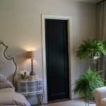Puerta negra en un dormitorio moderno.