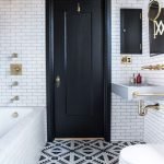Puerta negra en el baño